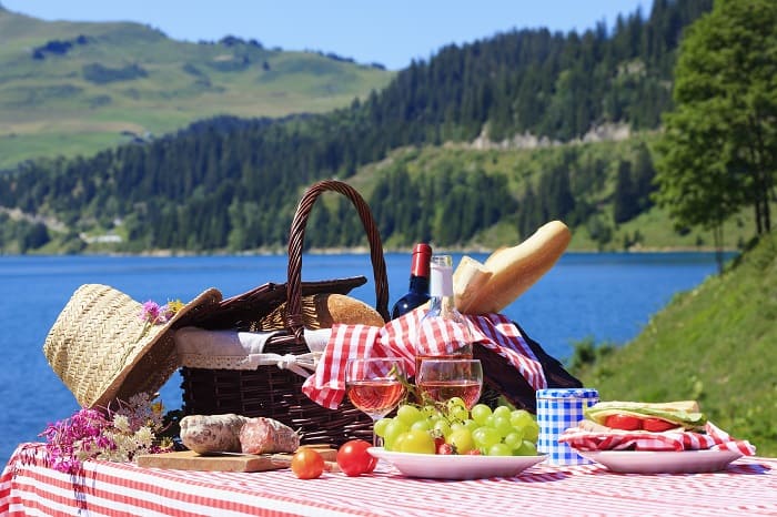 Spring Picnics Ideas - Packing, Location, Menu and Refreshments