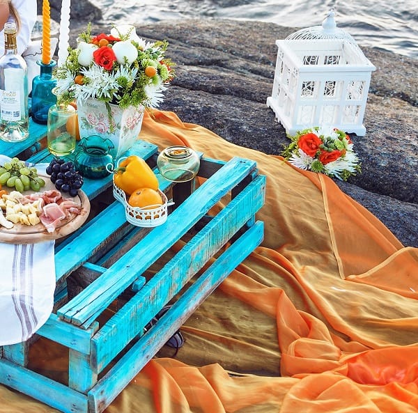 'round wood picnic table'